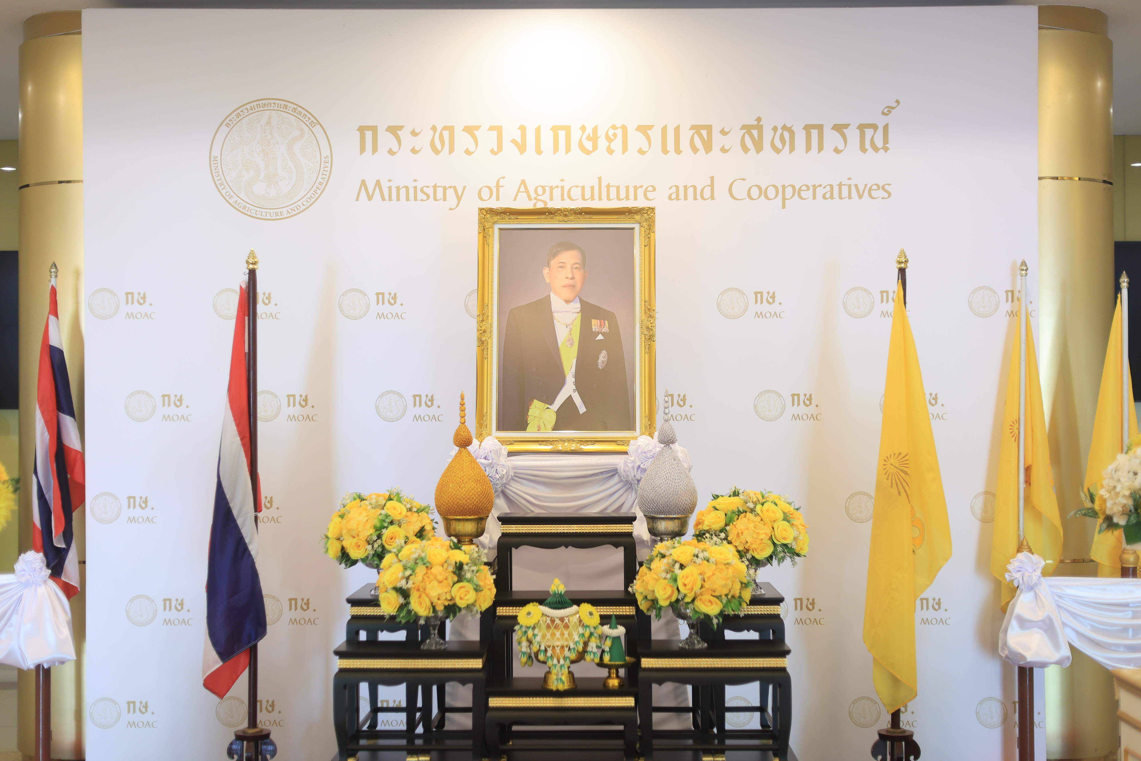 title - ส.ป.ก. ร่วมเฝ้ารับเสด็จฯ พระบาทสมเด็จพระเจ้าอยู่หัว และ สมเด็จพระนางเจ้า ฯ พระบรมราชินี เนื่องในโอกาสเสด็จพระราชดำเนินไปในการ พระราชพิธีเฉลิมพระชนมพรรษา 28 กรกฎาคม 2569